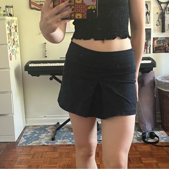 Black mini skirt with pleat - Picture 1 of 3